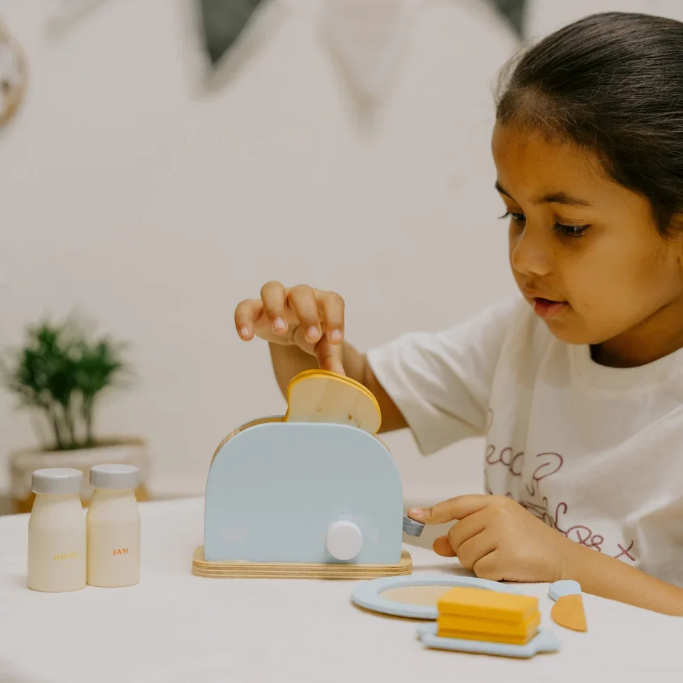 Wooden Bread Pop-up Toaster Toy - Image 4